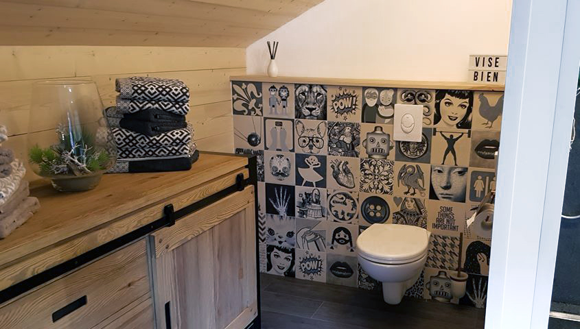 WC tendance 2024 avec carrelage mural aspect azulejos et bois Novoceram