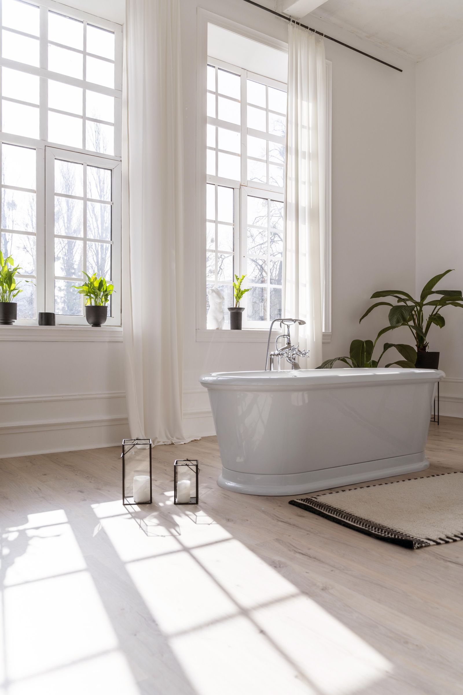 salle de bain minimaliste avec beignoire en pierre et plantes vertes