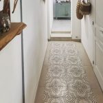 Couloir avec tapis en carreaux de ciment